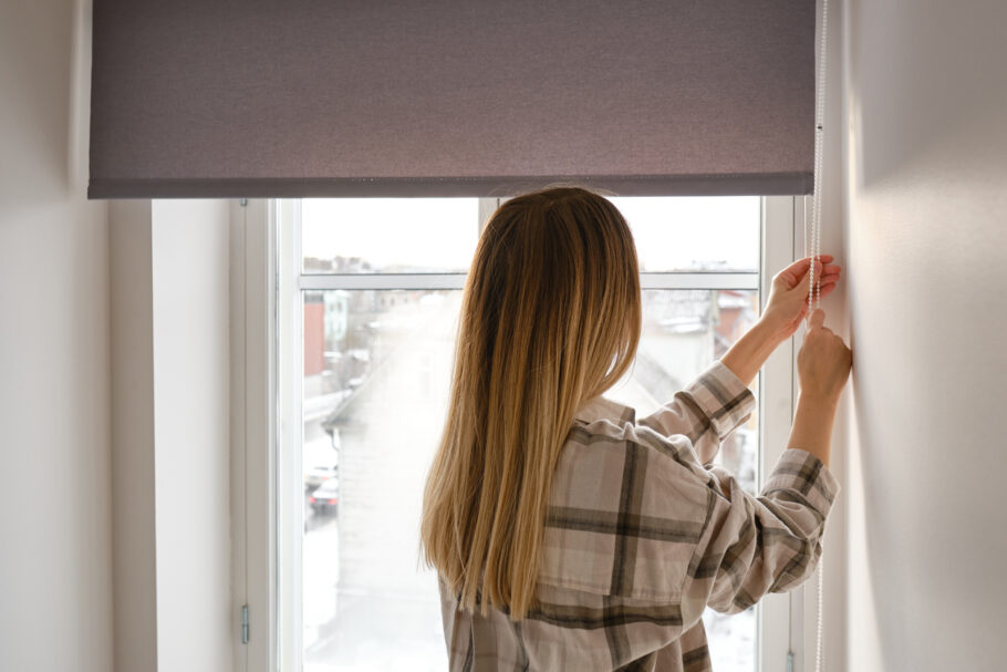 Fechar as cortinas ou persianas para evitar que o sol entre diretamente na casa