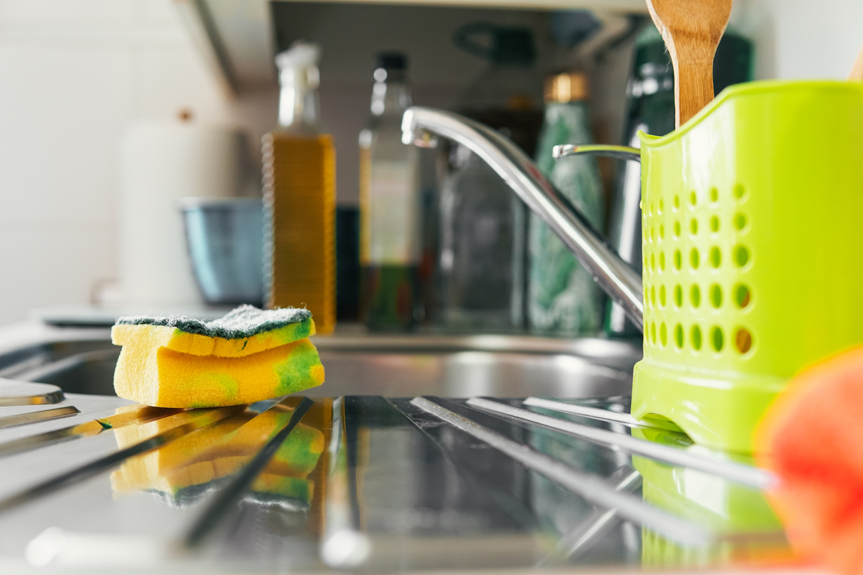 Estudo identificou fungos e bactérias presentes na cozinha que são capazes de causar intoxicação alimentar, diarreia, febre, vômitos, infecção urinária e dores abdominais – iStock/Getty Images