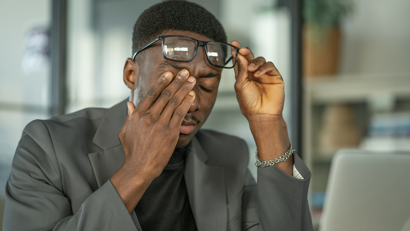 O ato de coçar os olhos está associado a uma série de danos nos tecidos oculares, alertam especialistas – iStock/Getty Images