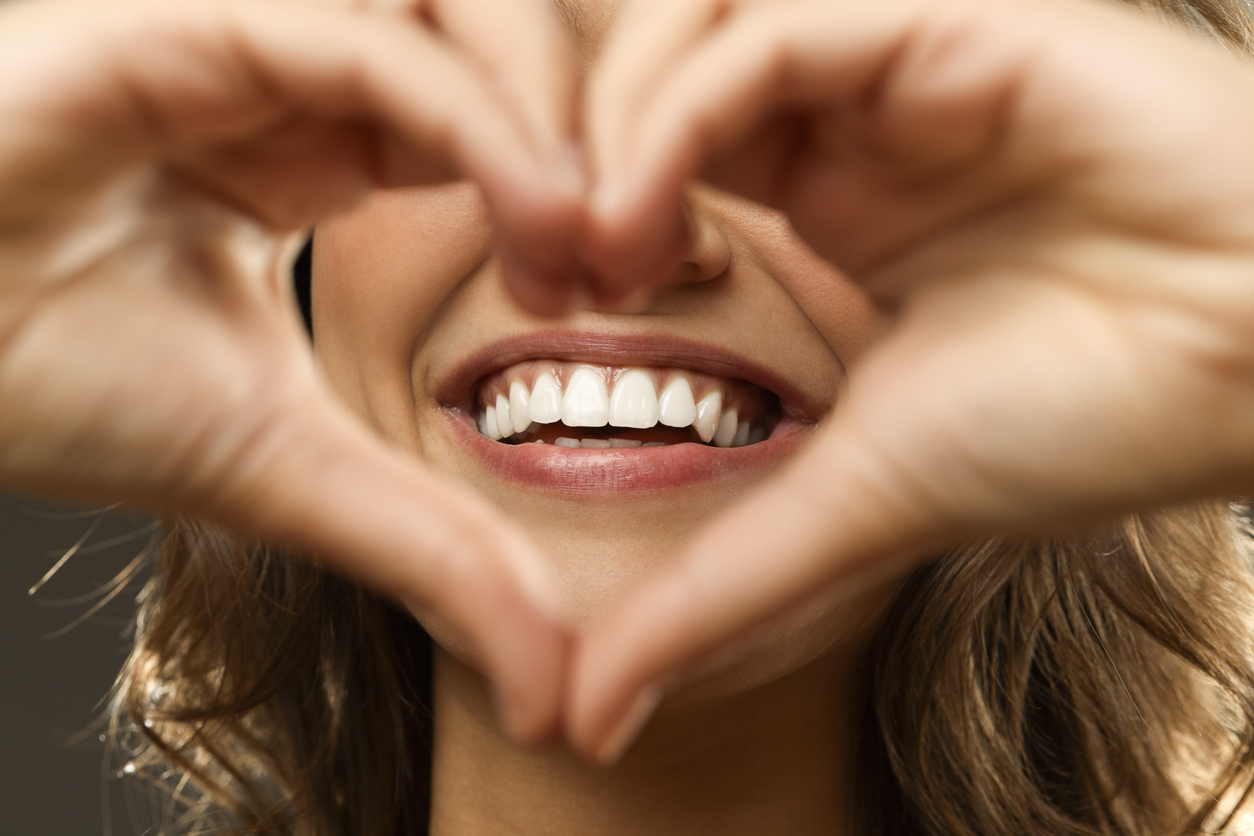 Boa rotina de higiene bucal ajuda a prevenir manchas e deixa os dentes brancos. Confia algumas dicas caseiras – iStock/Getty Images