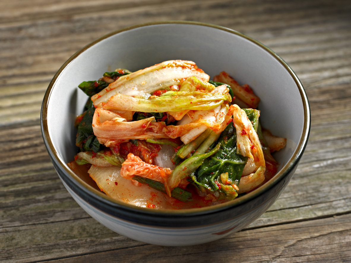 Estudo indica que alteração do microbioma intestinal por meio de probióticos, disponível em alimentos como o kimchi, pode ser uma estratégia para melhorar a memória – iStock/Getty Images