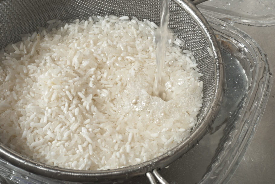 Lavar o arroz de enviar nutrientes valiosos pelo ralo