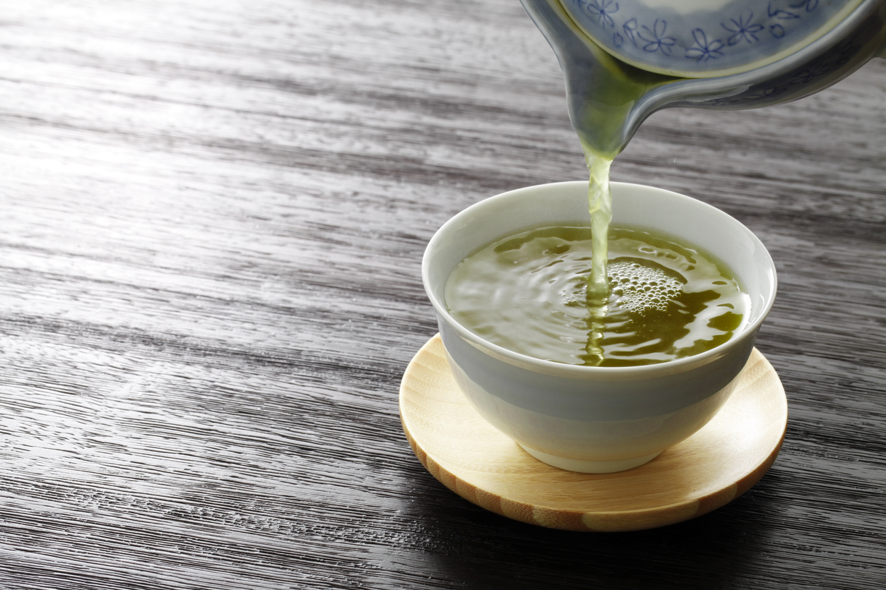 Semelhante a outros alimentos ​​que contêm antioxidantes, chá verde ajuda na prevenção de inúmeras doenças – iStock/Getty Images