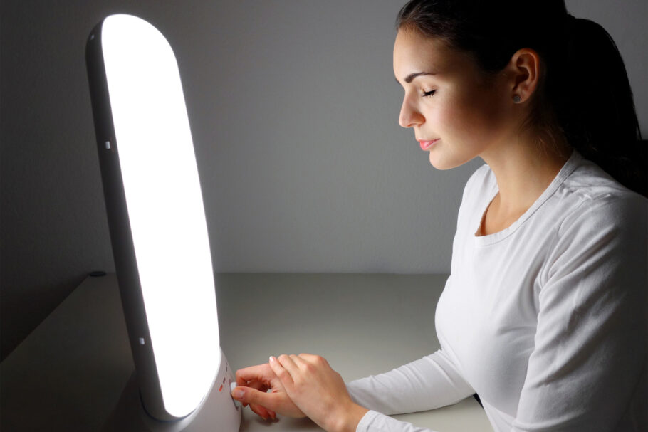 Terapia com luz brilhante pode ajudar a aliviar a depressão sazonal