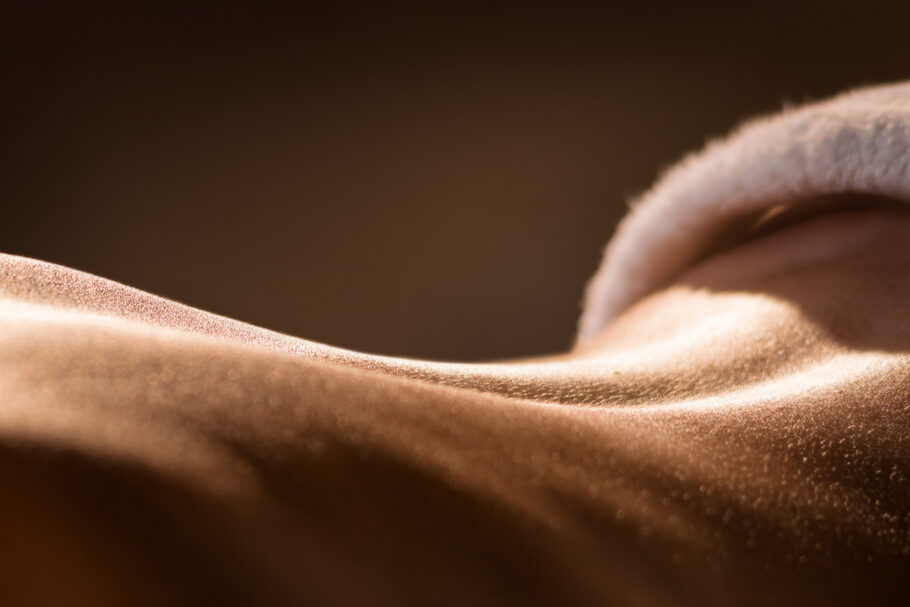 A massagem tântrica envolve muito mais que toques no corpo