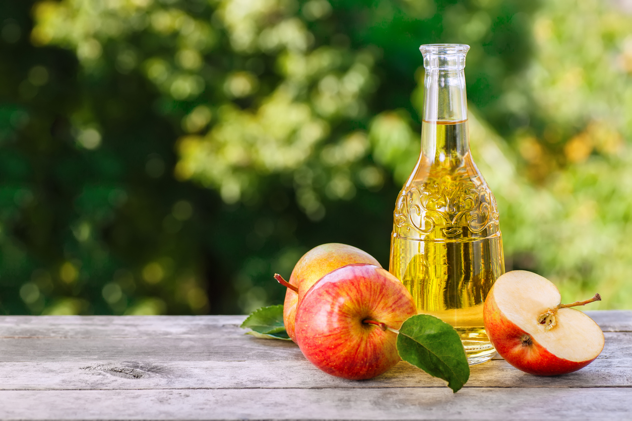 Feito através da fermentação do suco de maçã, o vinagre contém uma riqueza de compostos benéficos – iStock/Getty Images
