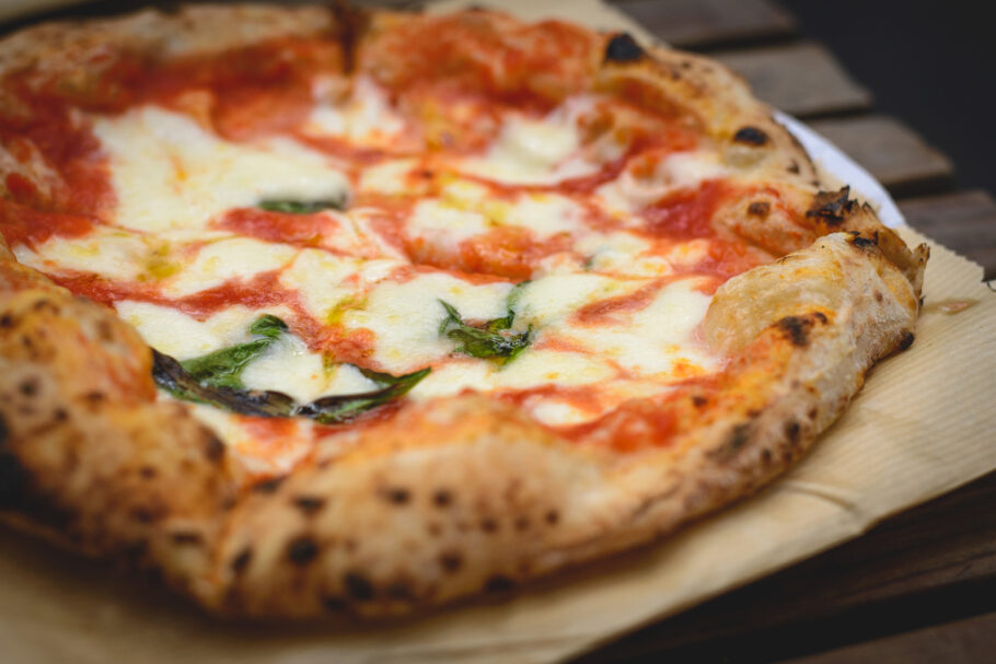 A verdadeira pizza napolitana tem massa mais leve, bordas altas e crocantes, discos abertos a mão e tamanho individual