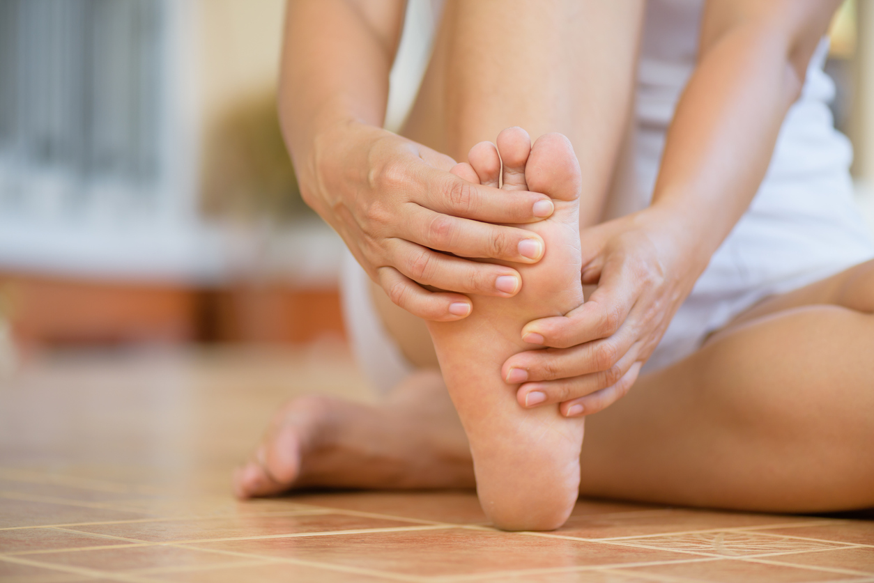 Unhas dos pés quebradiças ou de crescimento lento podem ser um sinal revelador de colesterol muito alto – iStock/Getty Images