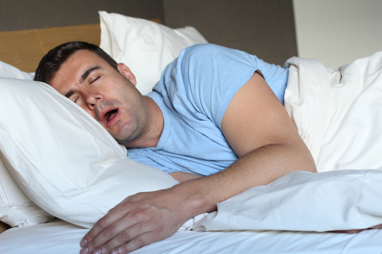 Segundo especialistas, o hábito de dormir demais no fim de semana pode representar riscos à saúde – iStock/Getty Images