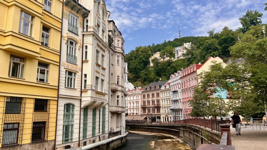 Passeio pela cidade cinematográfica de Karlovy Vary, cortada pelo rio Teplá
