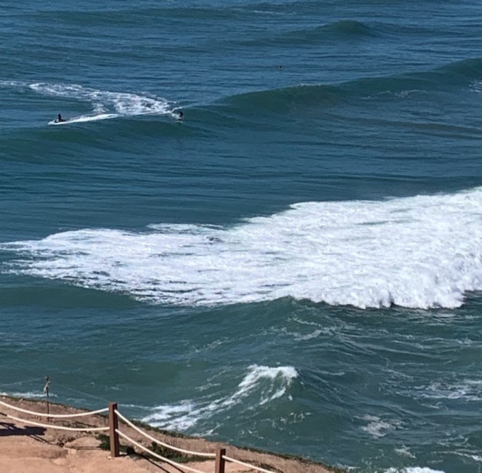 Surfistas na Praia do Norte em Nazaré: as ondas gigantes não estão presentes sempre, mas ainda assim impressiona