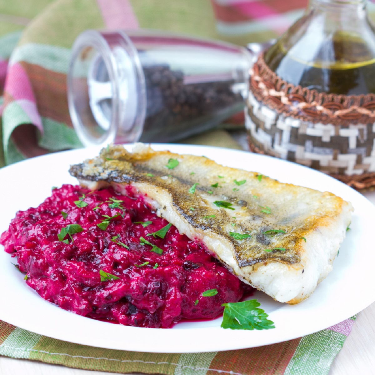 Prepare o melhor peixe grelhado com salada de beterraba