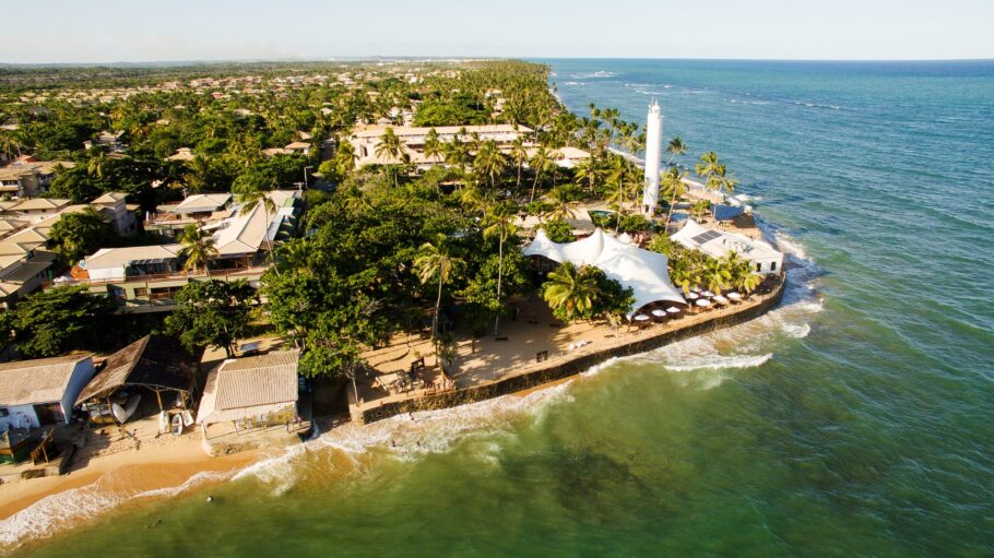 Vista da vila da praia do Forte, no norte da Bahia