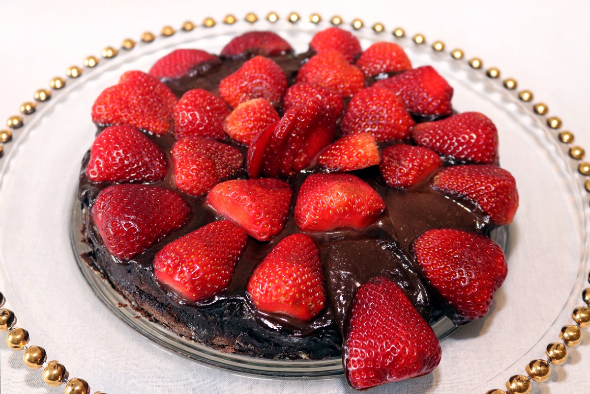 Faça uma deliciosa torta de morango com chocolate para todos