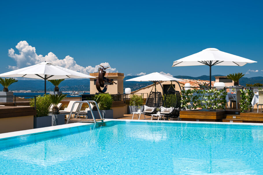 Hôtel de Paris Saint-Tropez dispõe de um spa e de uma piscina ao ar livre na cobertura