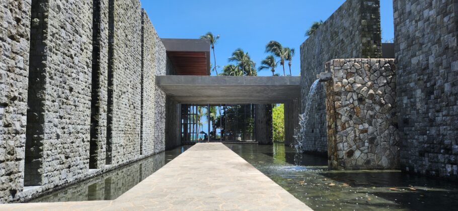 Entrada do Carmel Taíba Exclusive Resort, em São Gonçalo do Amarante (CE)