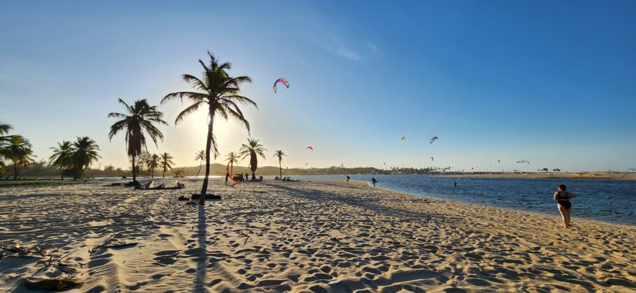 Cumbuco é famosa mundialmente pelos ventos favoráveis para a prática de kitesurfe