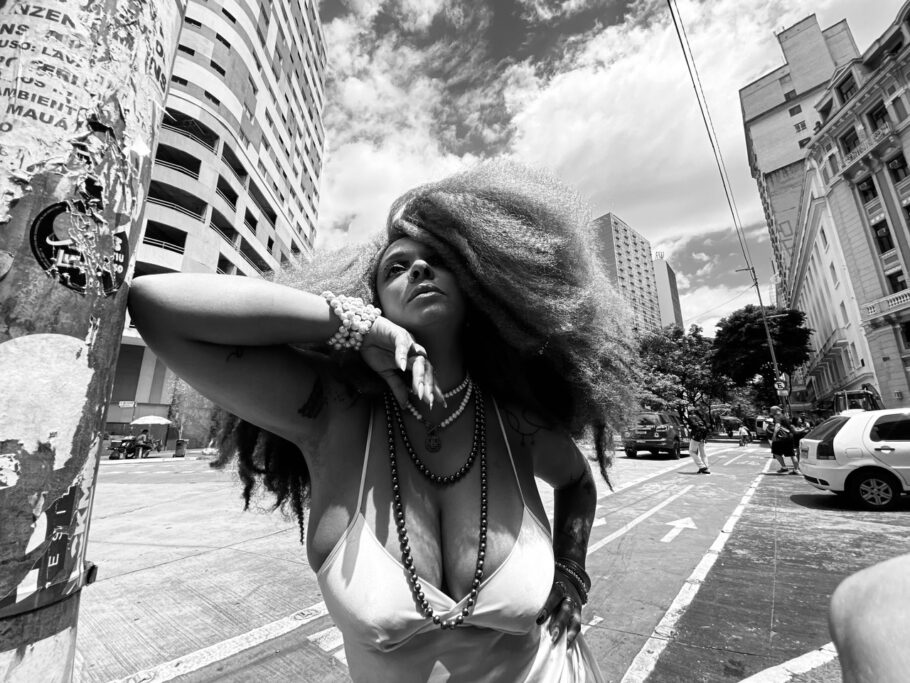 A cantora Anelis Assumpção faz um pocket show no Festival Kwanzaa-Escrevivência na abertura no dia 13