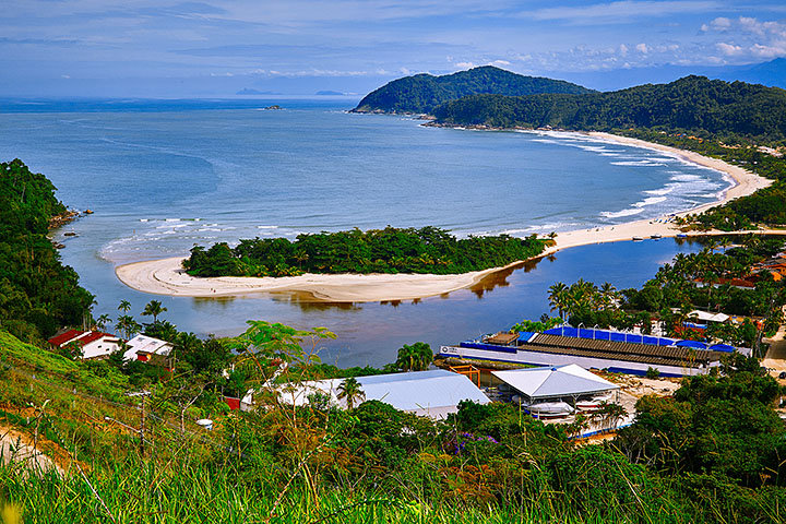 Vista da praia da Barra do Una, em São Sebastião (SP)