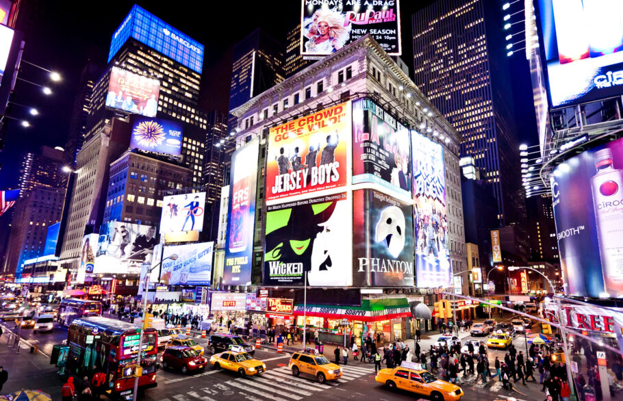 Painéis na Times Square destacam os musicais da Broadway
