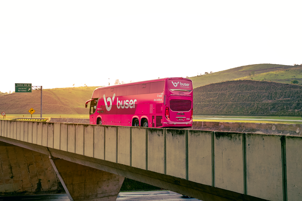 Tá esperando o quê pra viajar no precinho com a Buser?! A plataforma pode ser até 60% mais barato quando comparado ao preço médio das passagens de ônibus de empresas tradicionais