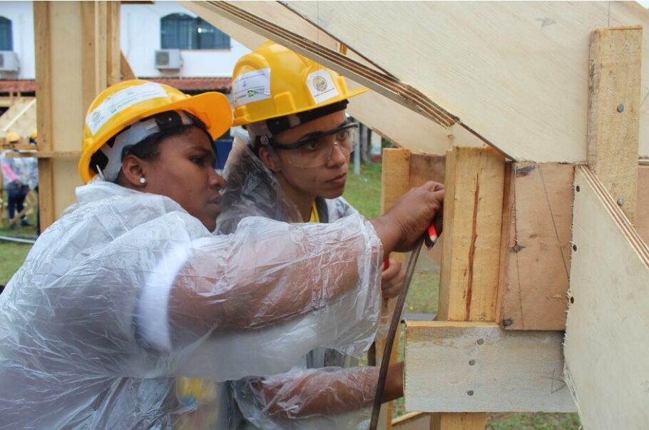 Projeto social no Rio de Janeiro oferece curso gratuito para mulheres atuarem na construção civil