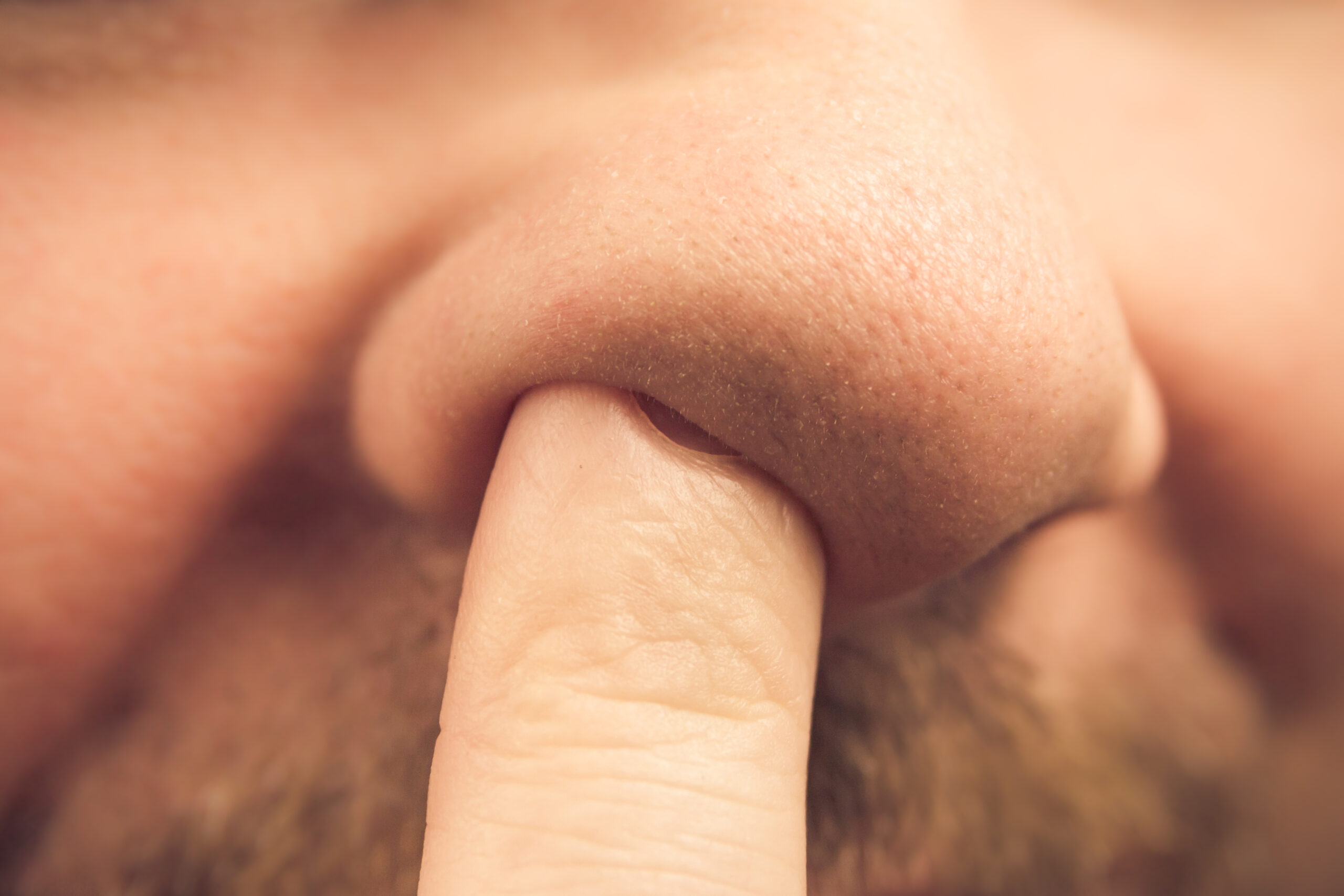 Um dos autores do estudo orienta que as pessoas evitem colocar dedo no nariz