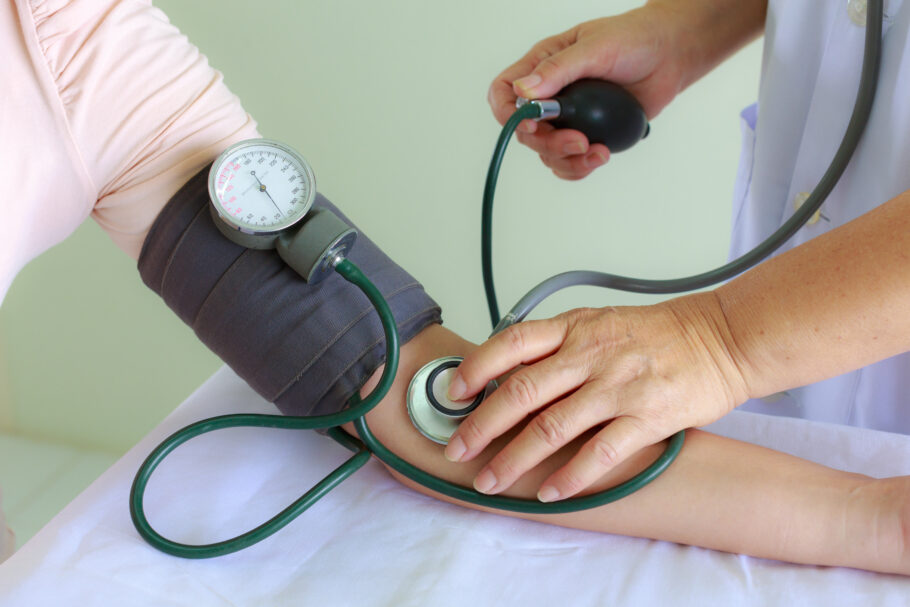 Existem várias medidas que você pode adotar todas as manhãs para ajudar a reduzir a pressão arterial