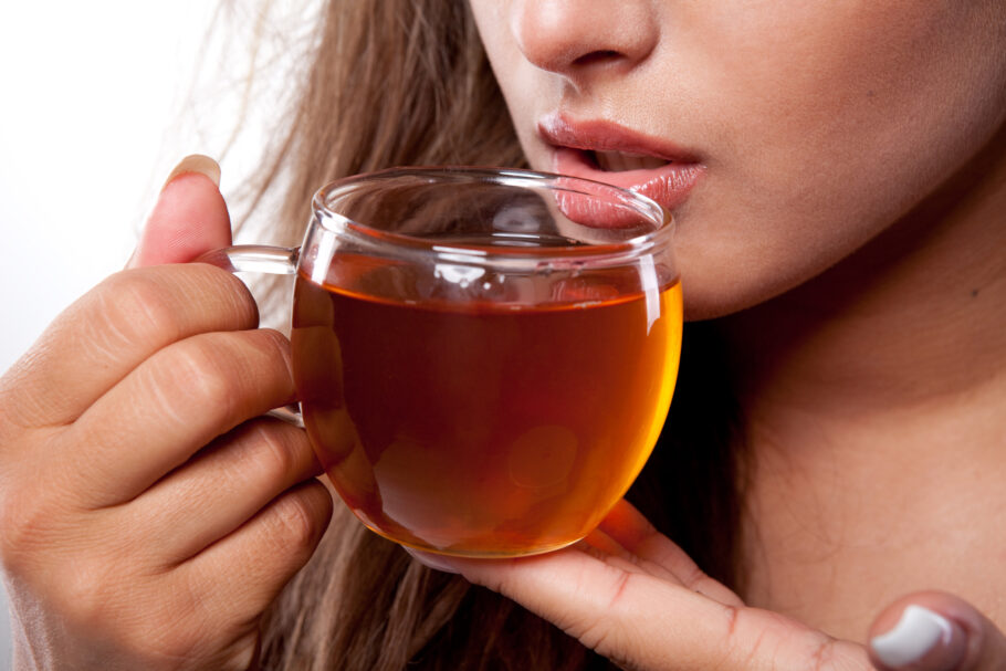Saiba como chá preto pode ajudar a reduzir gordura corporal