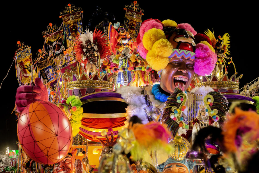 Desfile da campeã do Carnaval de 2022, a Acadêmicos do Grande Rio, virou exposição no MAR