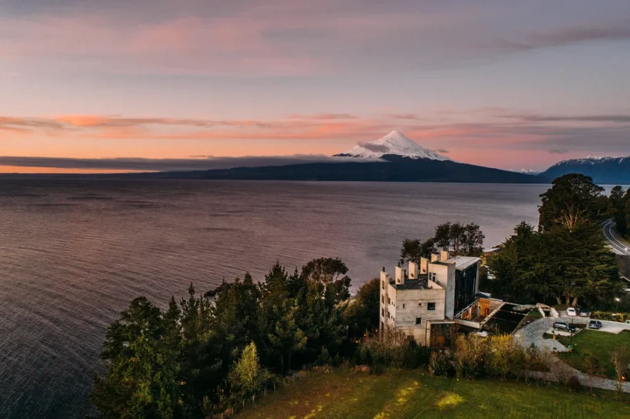 O hotel AWA, em Puerto Varas, às margens do lago Llanquihue, oferece vista deslumbrante do vulcão Osorno
