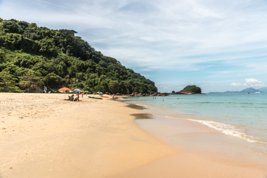 Ilha de Prumirim tem uma das praias quase desertas do litoral de São Paulo