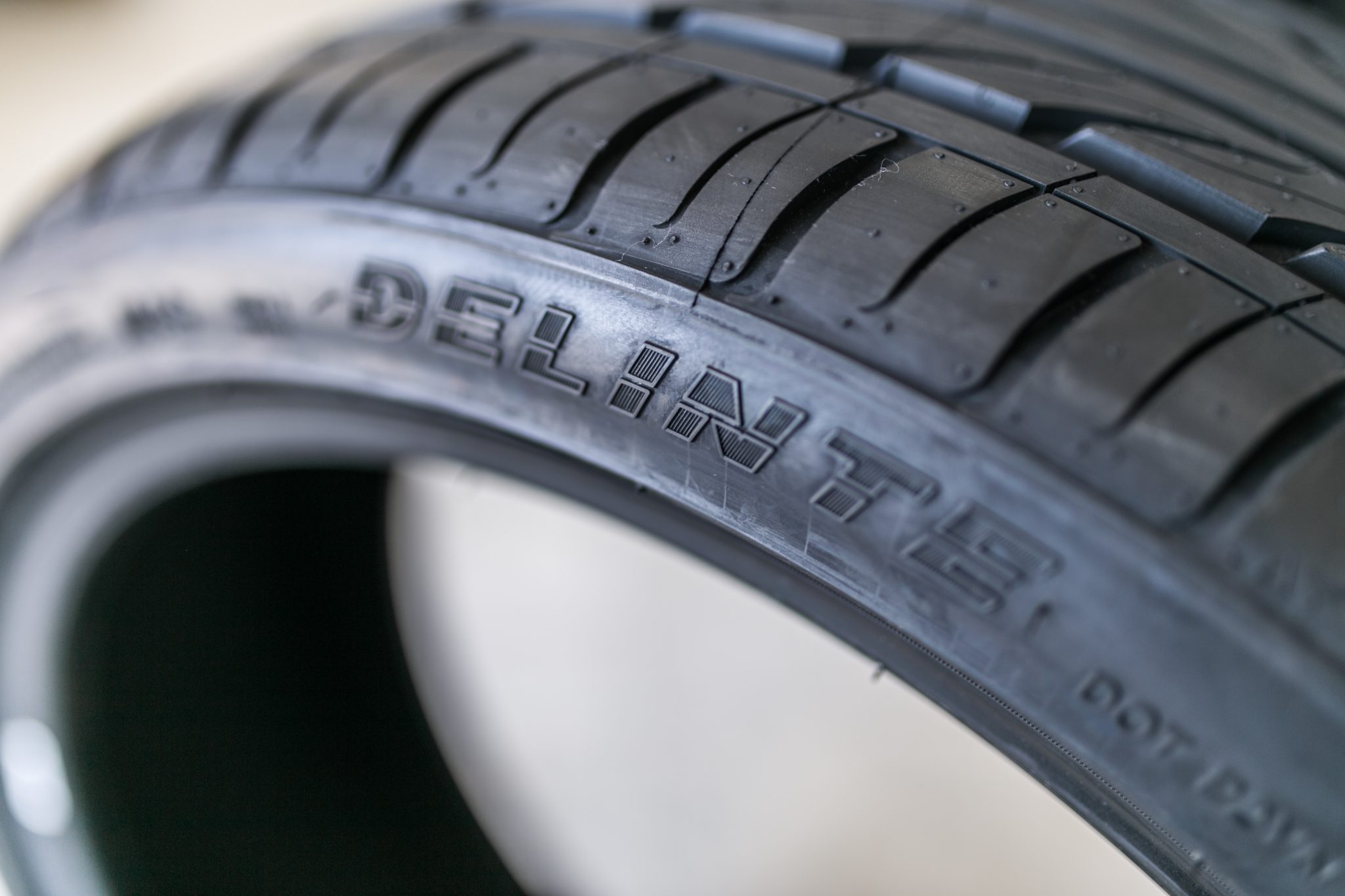 Algumas marcas de pneus de alta performance encontradas no mercado, oferecem em média até 40% a mais de durabilidade em comparação ao seu similar