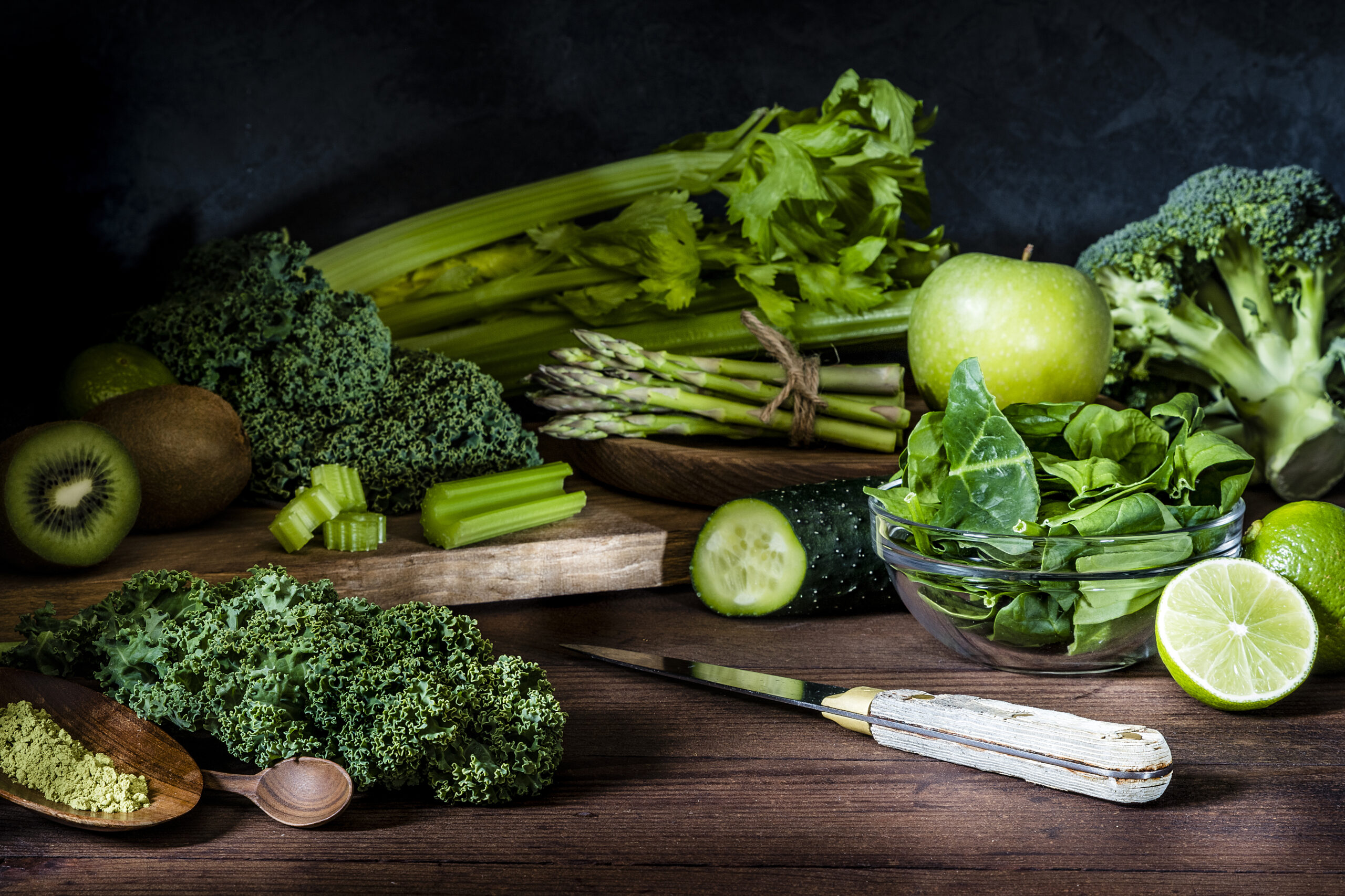 O folato pode ser encontrado em alimentos como espinafre, repolho e brócolis