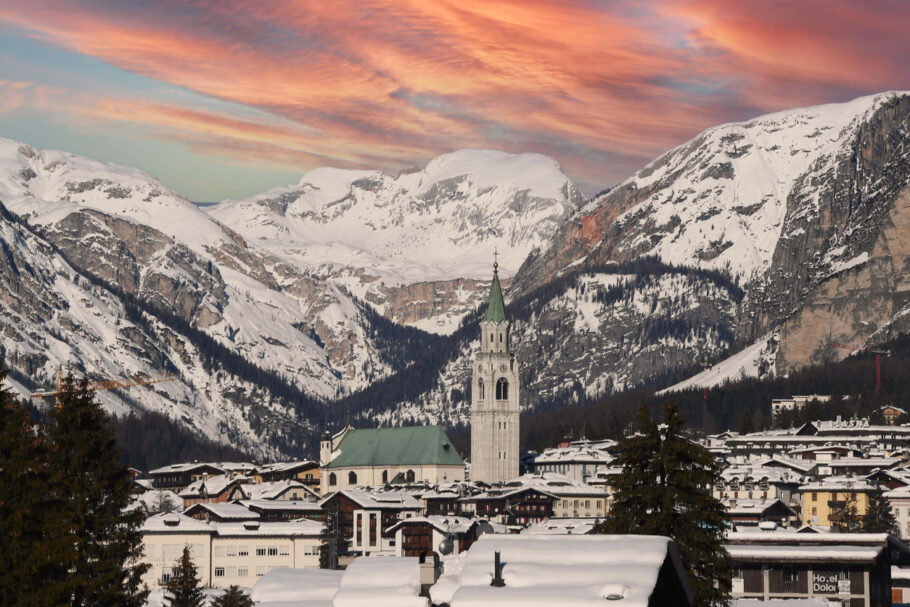 Cortina d’Ampezzo com as Dolomitas cobertas de neve ao fundo