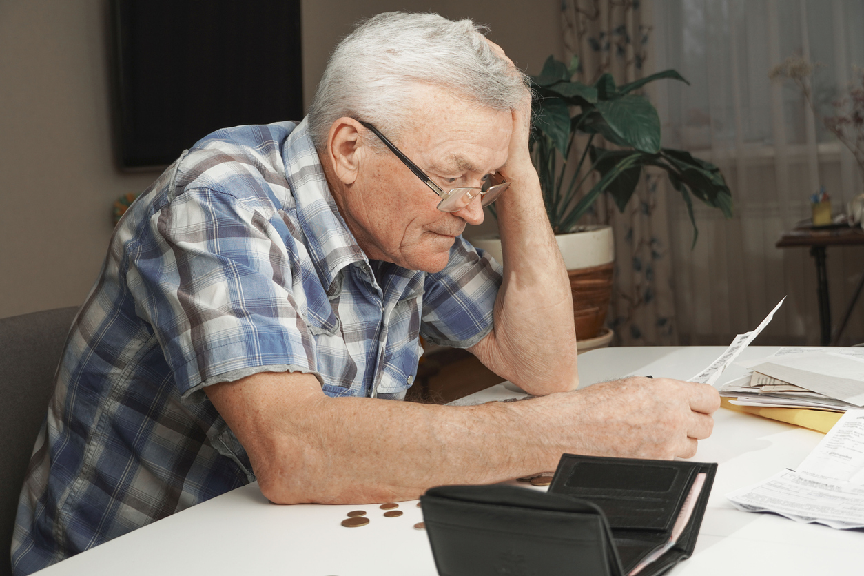 Problemas em gerenciar as finanças pessoais, como pagar contas ou entender declarações financeiras, também é considerado um dos sintomas vinculados à demência – iStock/Getty Images