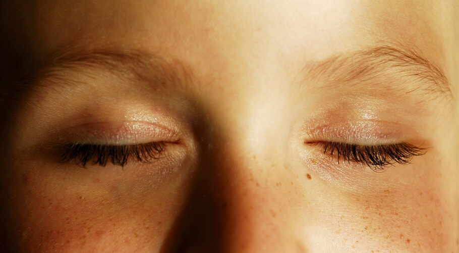Seu olho treme? Inúmeras causas podem estar por trás do fenômeno