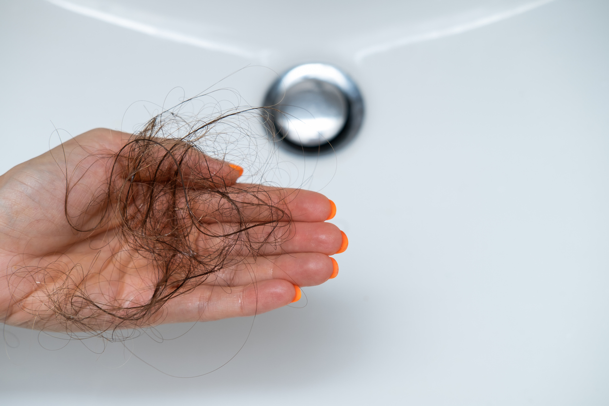 Alimento provoca queda de cabelo? Usando a técnica de fluorescência, os pesquisadores conseguiram rastrear o caminho das gorduras no organismo dos roedores – iStock/Getty Images