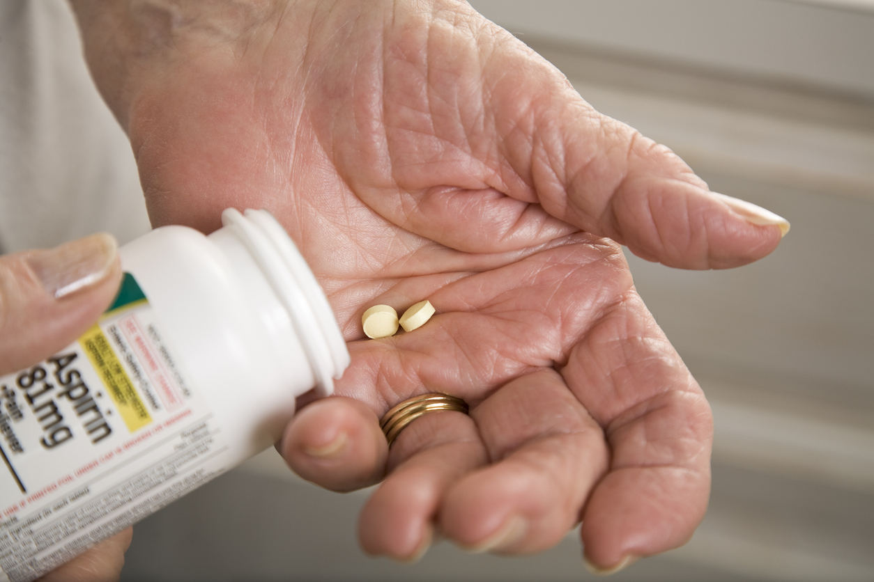 Apesar dos aparentes benefícios, pesquisa descobriu que a aspirina diária aumentava o risco de sangramentos internos em 38%