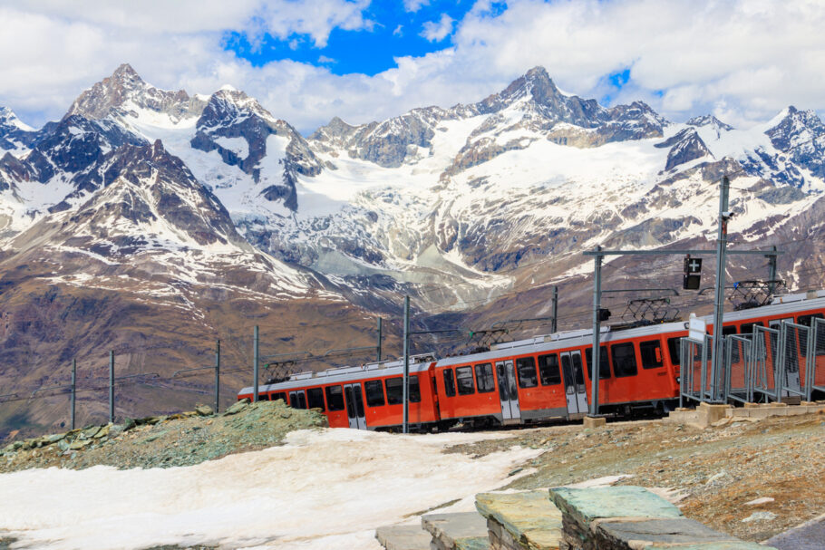 Trem corta Alpes suíços próximo a Zermatt