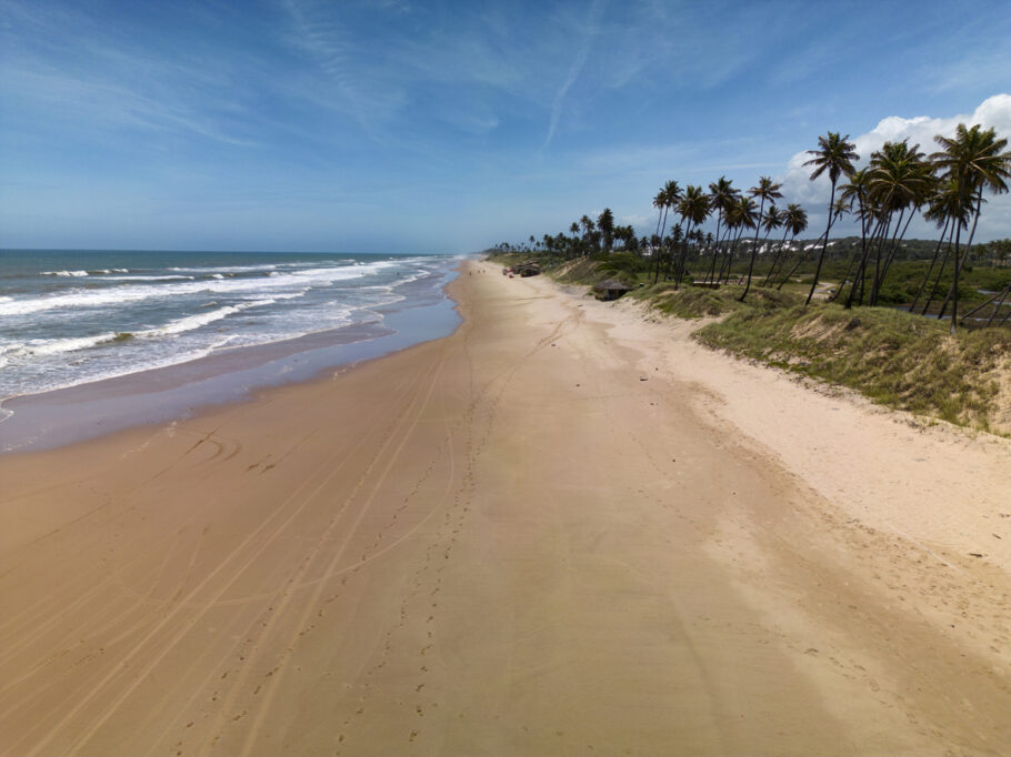 Praia de Massarandupió, é a única destinada oficialmente à prática de naturismo na Bahia
