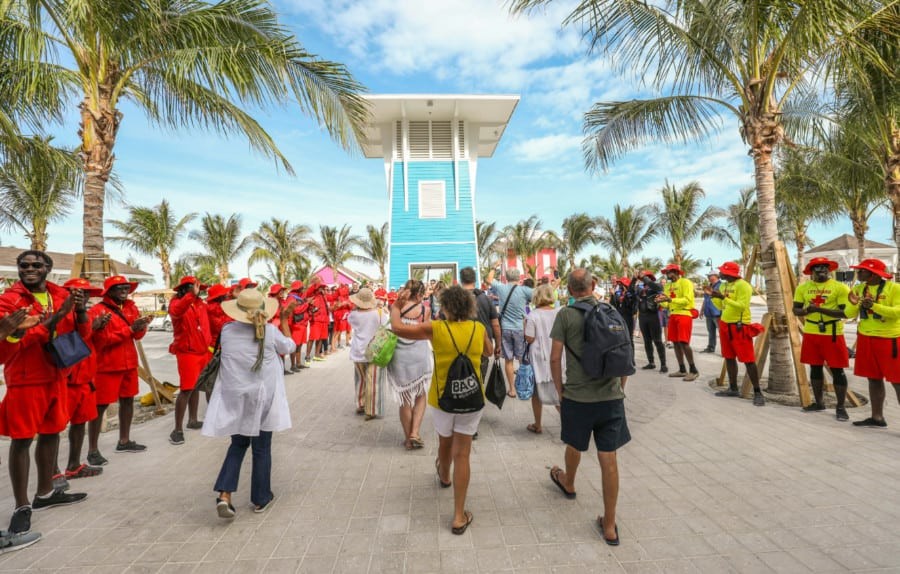 Hóspedes são recepcionados com festa ao desembarcarem, na Ocean Cay, ilha privativa da MSC Cruzeiros nas Bahamas