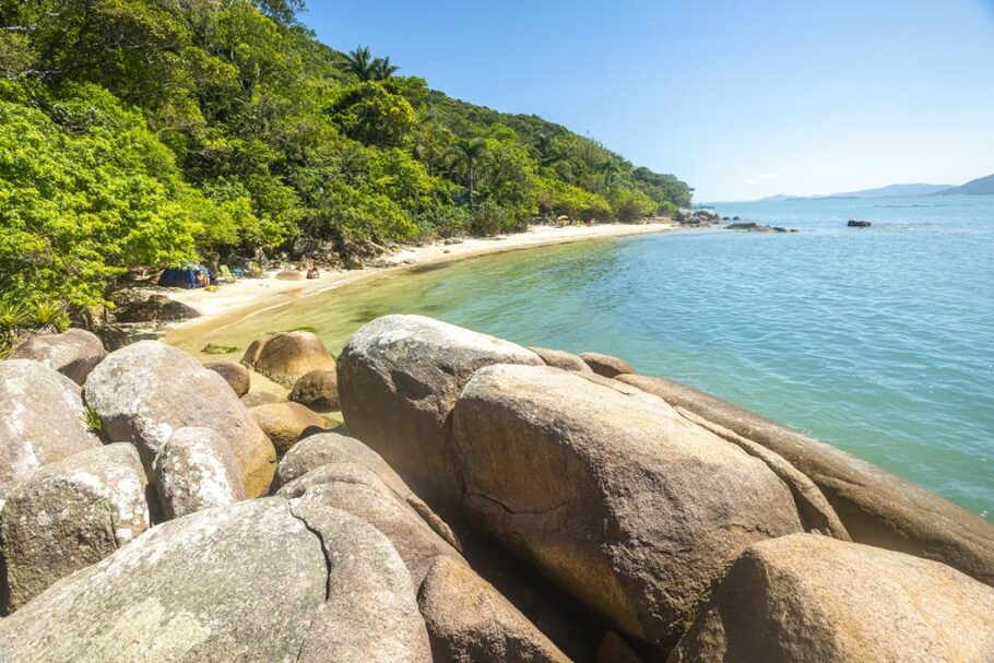 A Praia de Pedras Altas é reconhecida como um dos principais redutos naturistas em Santa Catarina