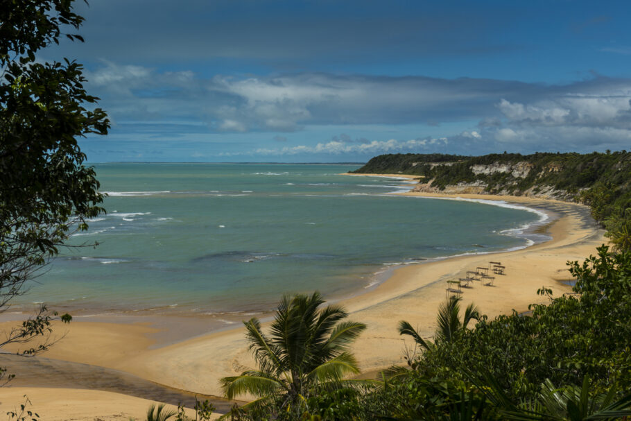 Praia do Espelho, em Porto Seguro, na Bahia, é destino para viajar nos feriados de 2024