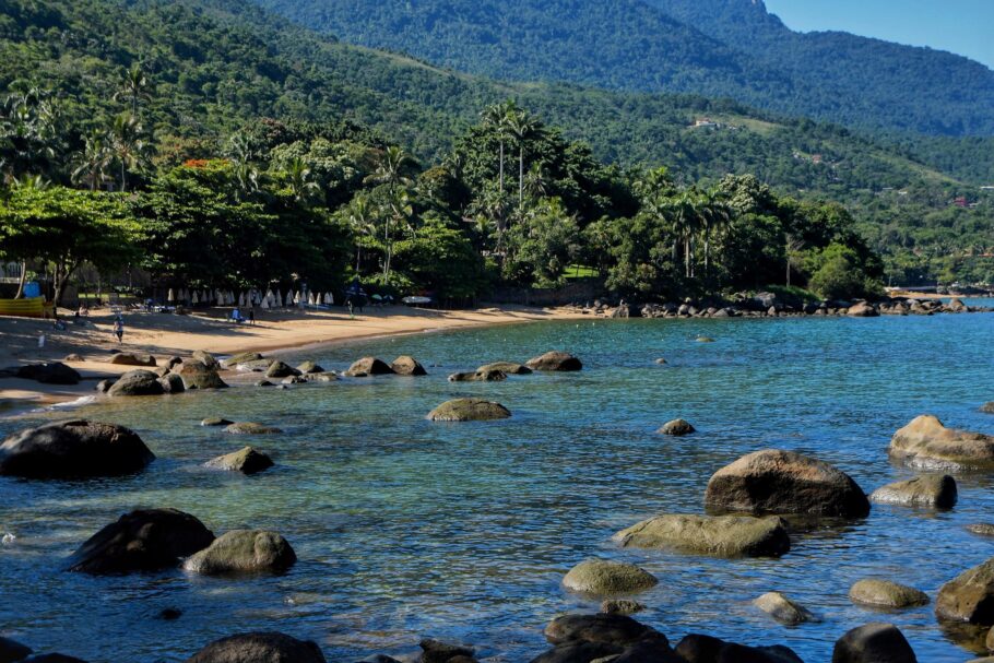 A praia do Julião é ideal para famílias com crianças pequenas