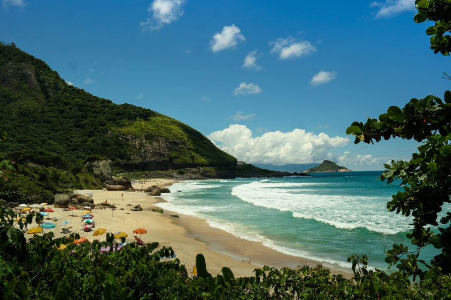 Prainha, na zona oeste do Rio de Janeiro, é uma das praias para quem quer fugir da muvuca