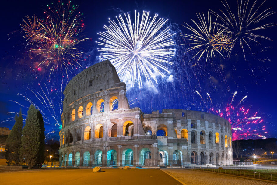 Fogos iluminam o Coliseu, em Roma