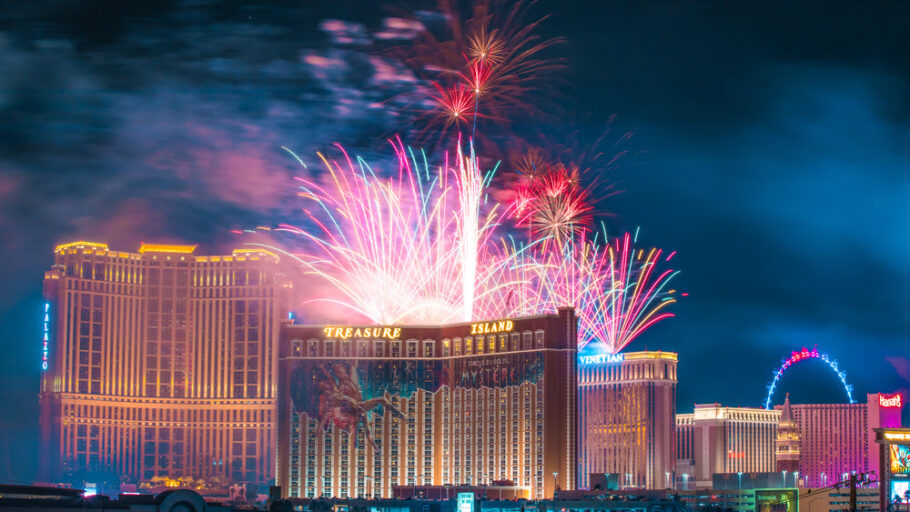 Fogos iluminam a Strip, em Las Vegas