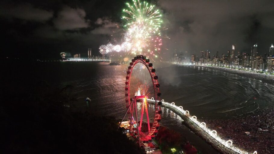 Atrações na roda gigante de Balneário Camboriú celebram a chegada de 2024 em grande estilo