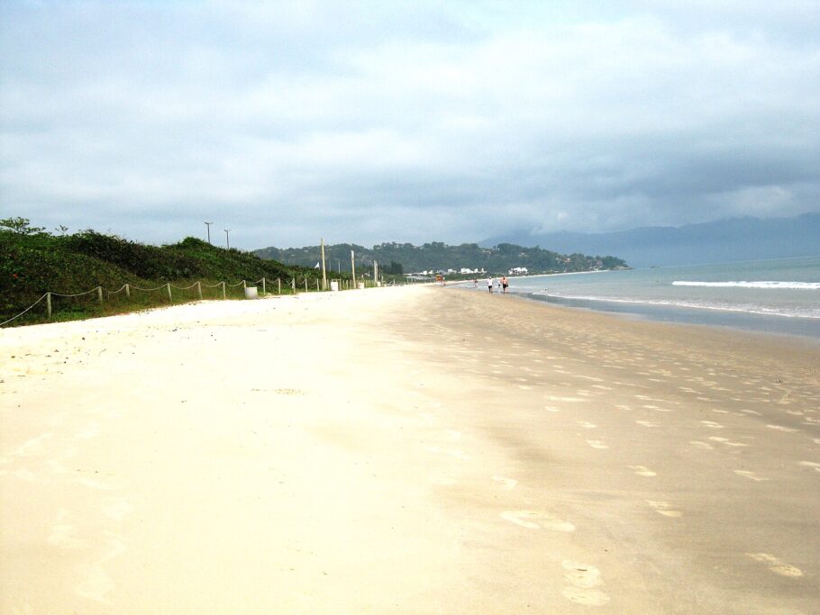 A praia de Jurerê é bem extensa, só um 3,5 kms de areia fina